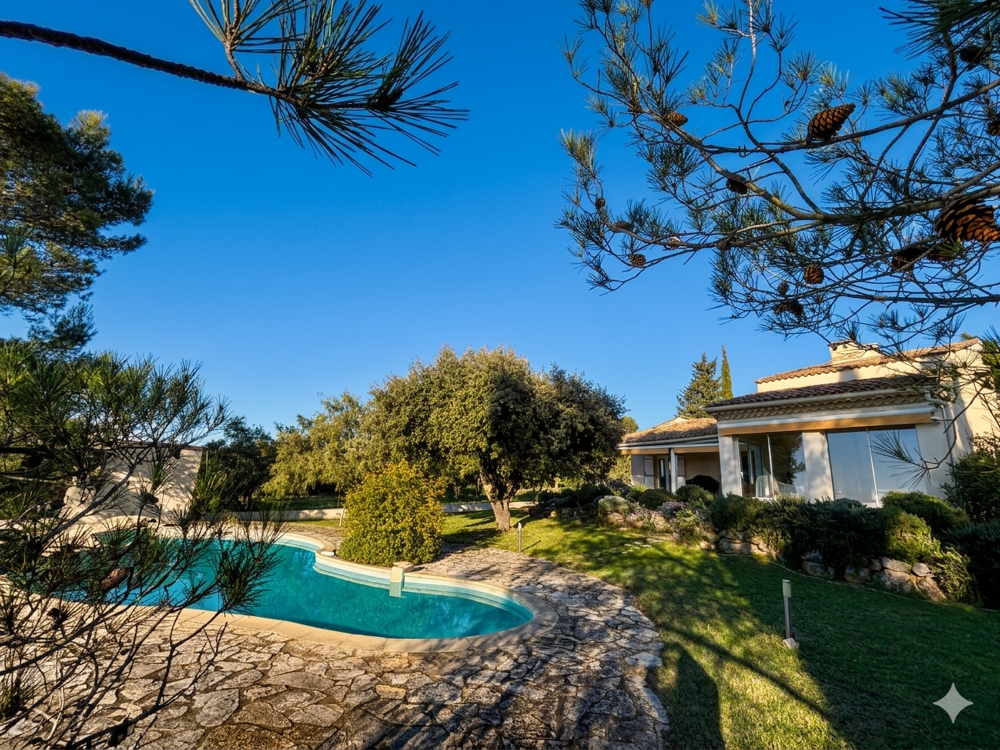 VILLAGE EN PERIPHERIE D'UZES : VILLA 4 CHAMBRES AVEC PISCINE ET GRAND TERRAIN