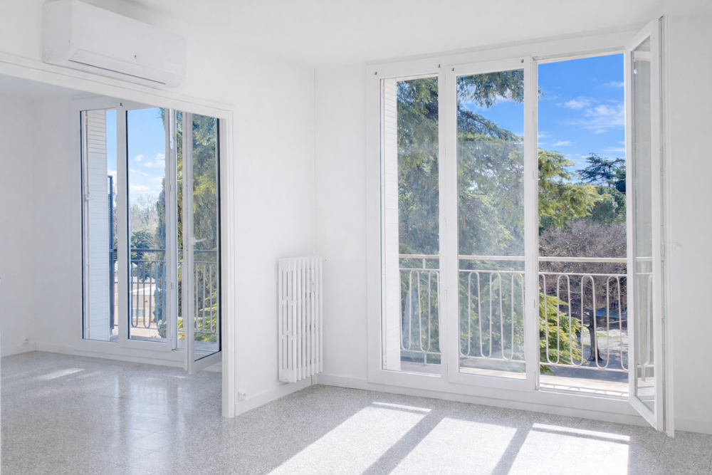 Vente Appartement APPARTEMENT T4 (2 CHAMBRES) CLIMATISE, DOUBLE VITRAGE, TRAVERANT, AVEC ASCENSEUR, BALCON, LOGGIA, CAVE, PARKIN Nimes