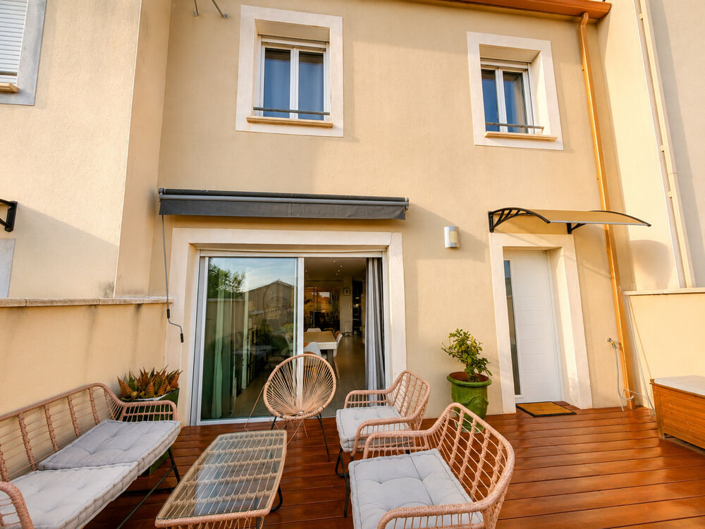 Vente Maison En exclusivité Villa de 2013, 95 m2 sur 164 m2 de terrain , piscine, 3 chambres vue dégagée proche collège Vergeze