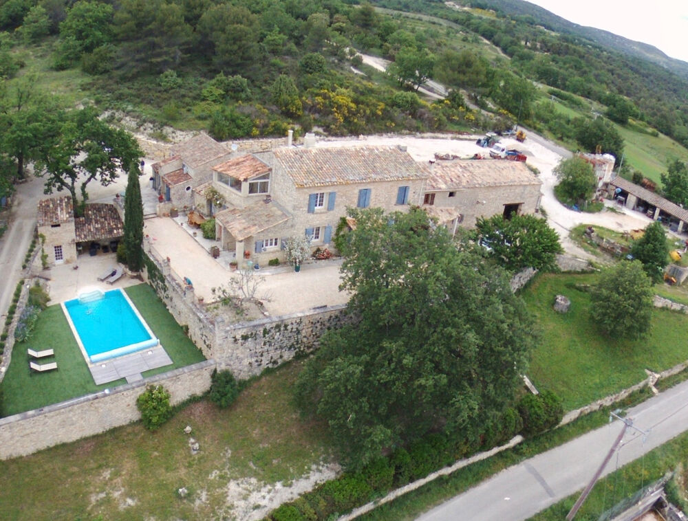 à vendre  Propriété/château Murs (84220)