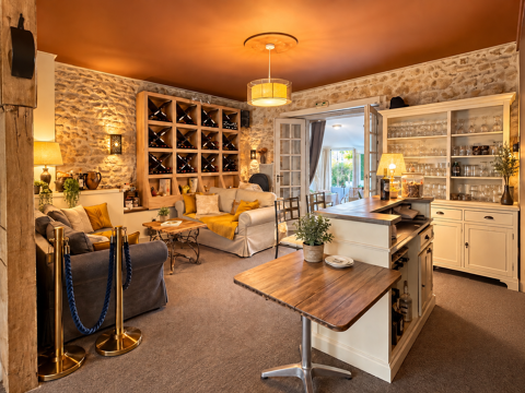   EN EXCLUSIVITÉ   HÔTEL-RESTAURANT DE CHARME   MURS & FONDS   ENTRE NÎMES ET ALÈS 