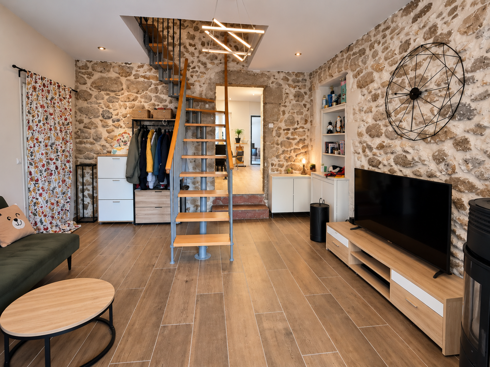 Vente Maison Maison de village en pierre rénovée avec cour, terrasse, jardin et fort potentiel   Vals-les-Bains Vals les bains