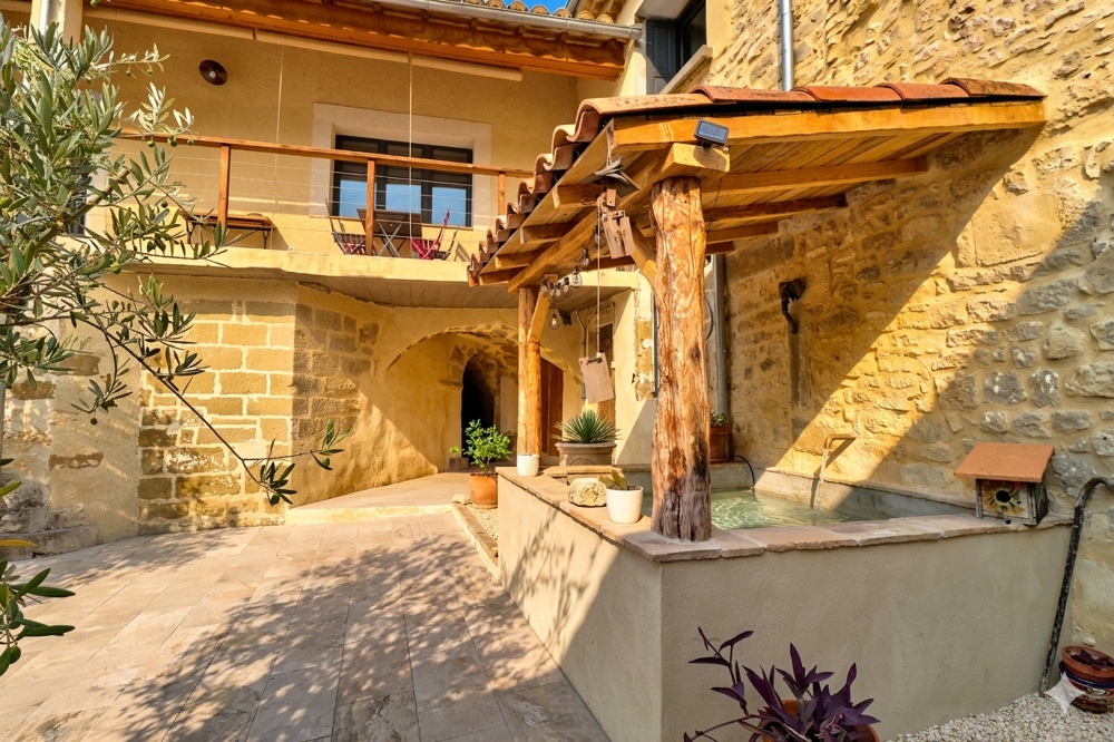 ENTRE NIMES ET UZES : Grande maison de village avec dépendances, garage et piscine