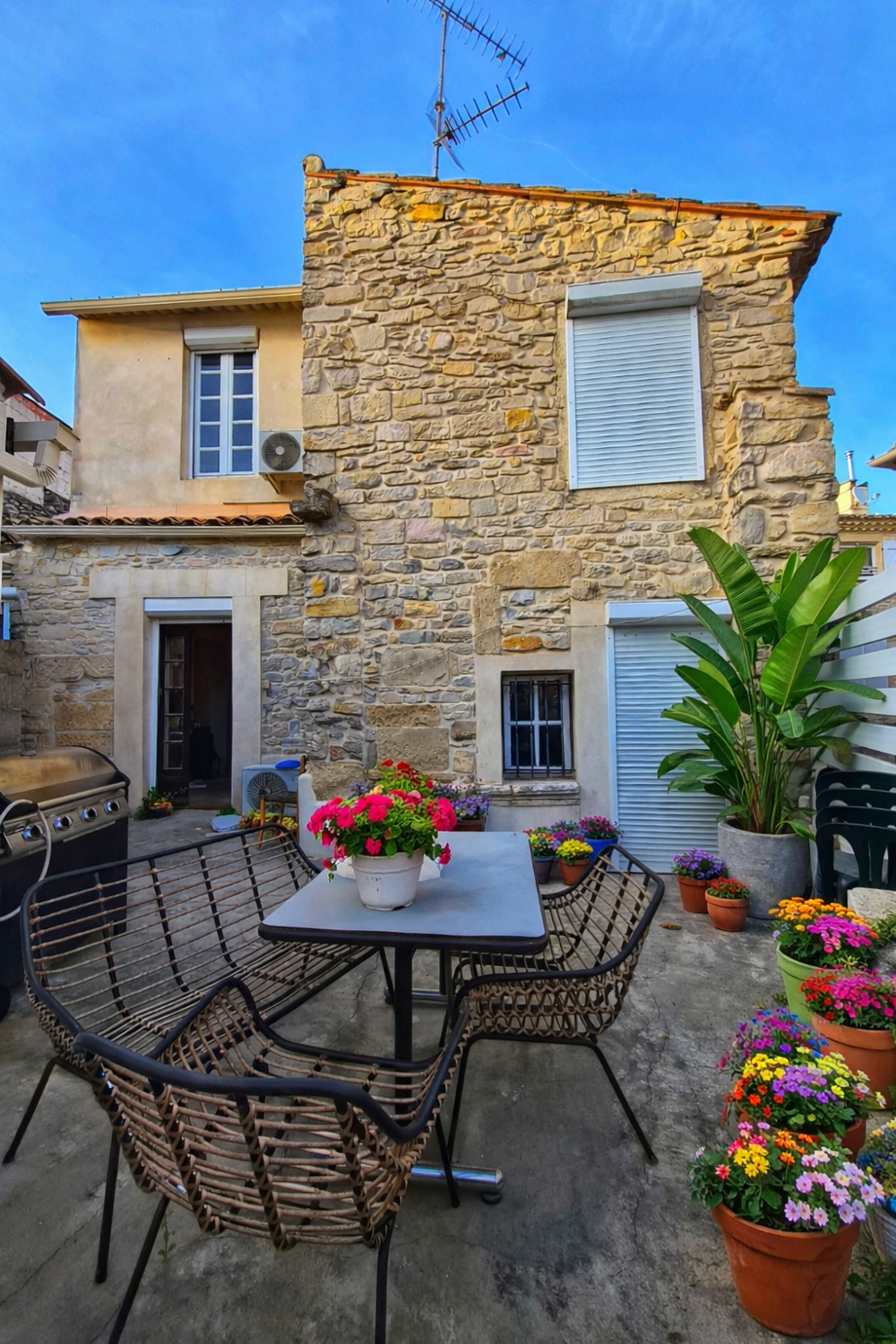 A VENDRE CLARENSAC Charmante maison de village Mitoyenne Proche de toutes commodités