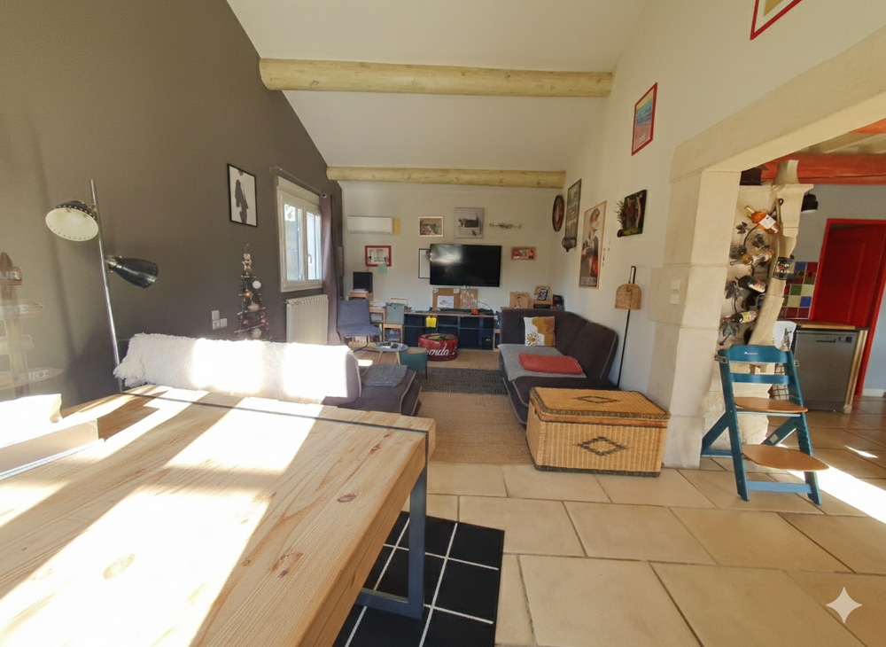 ENTRE NIMES ET BEAUCAIRE : Propriété constituée d'une Villa 3 chambres avec piscine et d'une grande dépendance