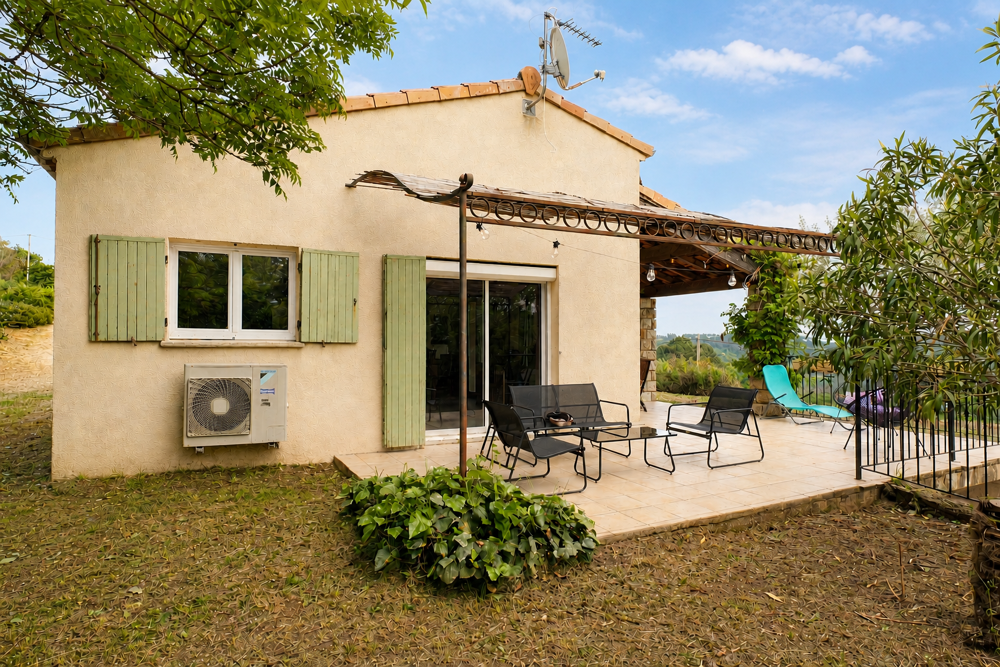 CHASSIERS - Maison 5 pièces - Piscine et terrain arboré de 5155 m2 avec source