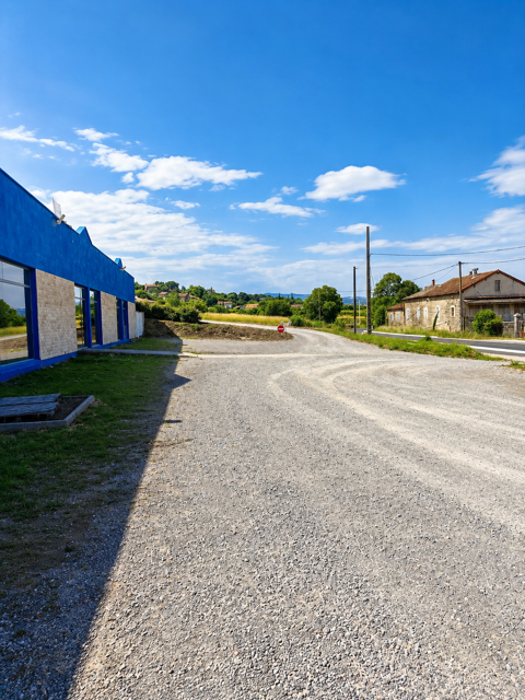  Opportunité commerciale - Local / showroom 698m2 - 3 vitrines - Parking - forte visibilité 