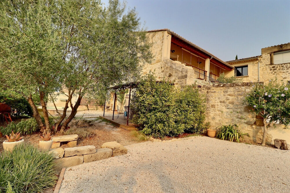 ENTRE NIMES ET UZES : Grande maison de village avec dépendances, garage et piscine