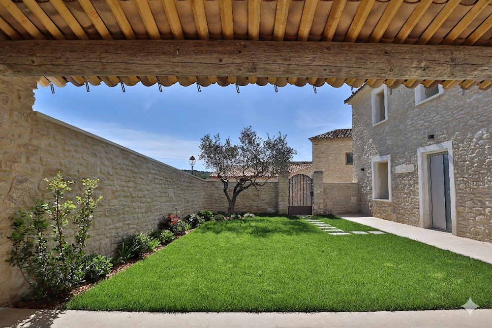 Dept 84 - Gordes - Maison en pierre entièrement rénovée avec piscine