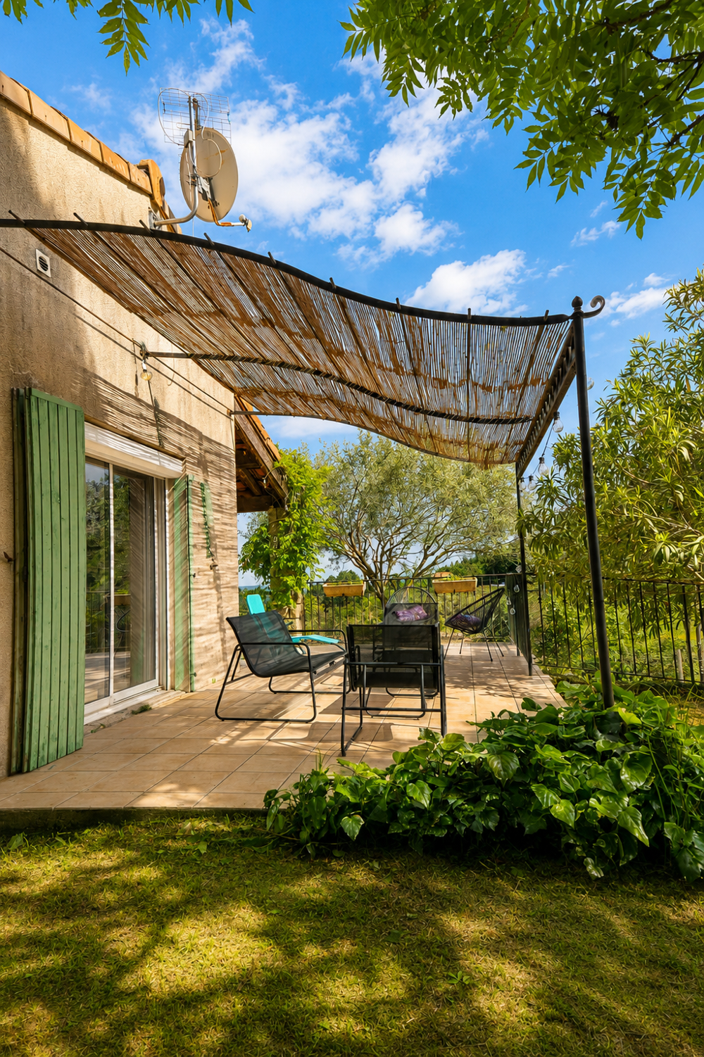 CHASSIERS - Maison 5 pièces - Piscine et terrain arboré de 5155 m2 avec source