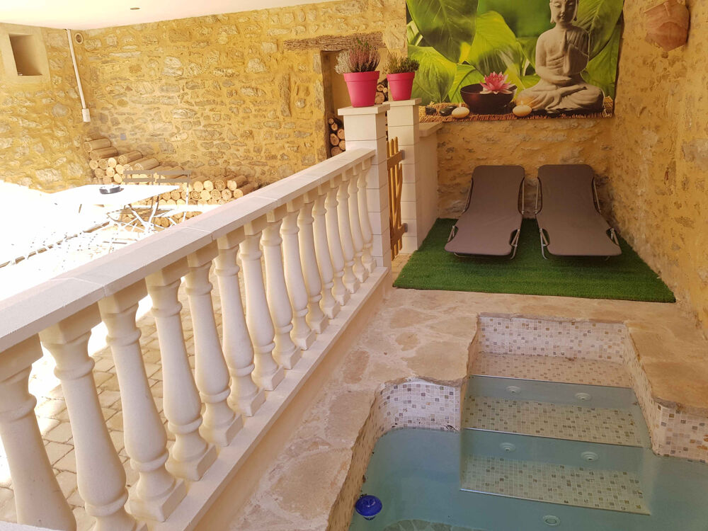 PROCHE PONT DU GARD : Grande maison de village avec bassin et terrasse tropézienne