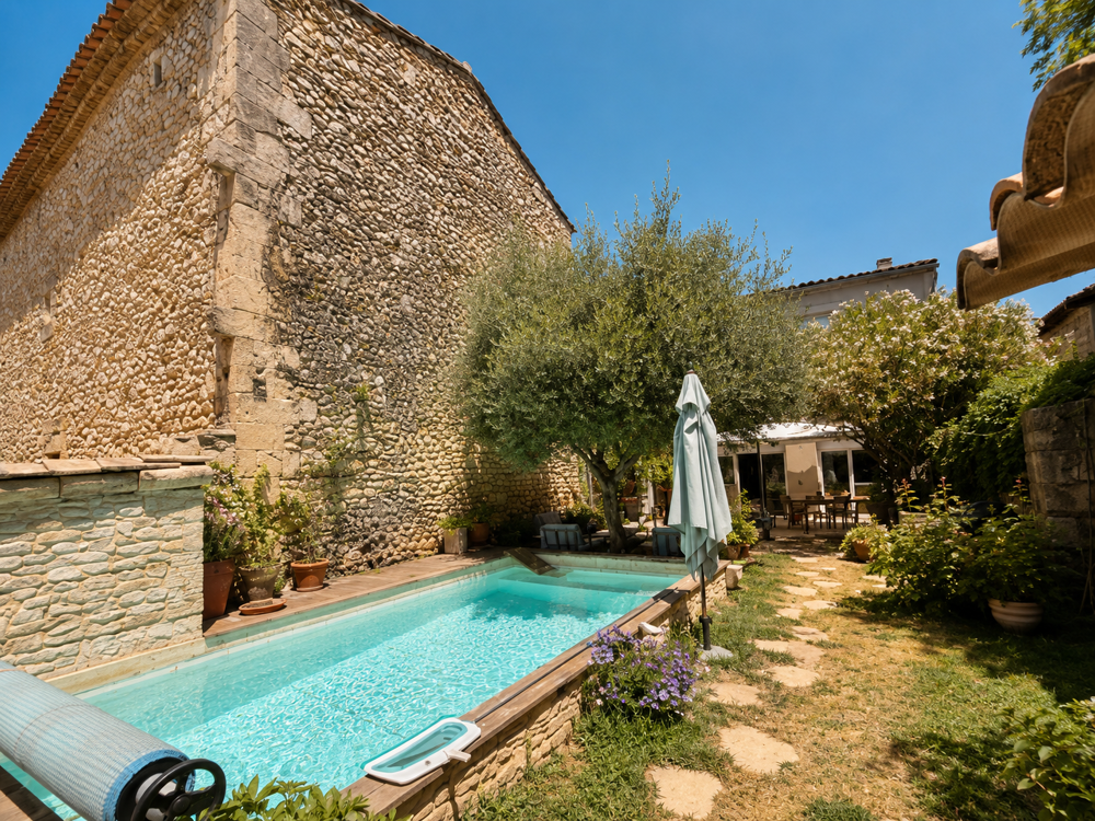Vergèze 150 m de la gare , en exclusivité Maison de village de 136 m2 hab 5 chambres , 2 parking piscine