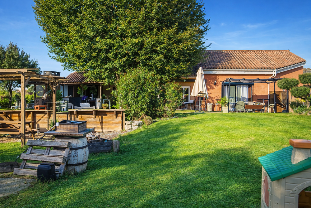 Maison familiale de 240 m2 sur parc arboré de 3 700 m2 Proche Puylaurens