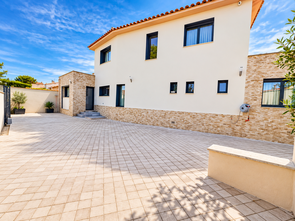 Vente Maison Marignane   Magnifique maison moderne et entièrement rénovée   244 m2 habitables sur 502 m2 de terrain Marignane