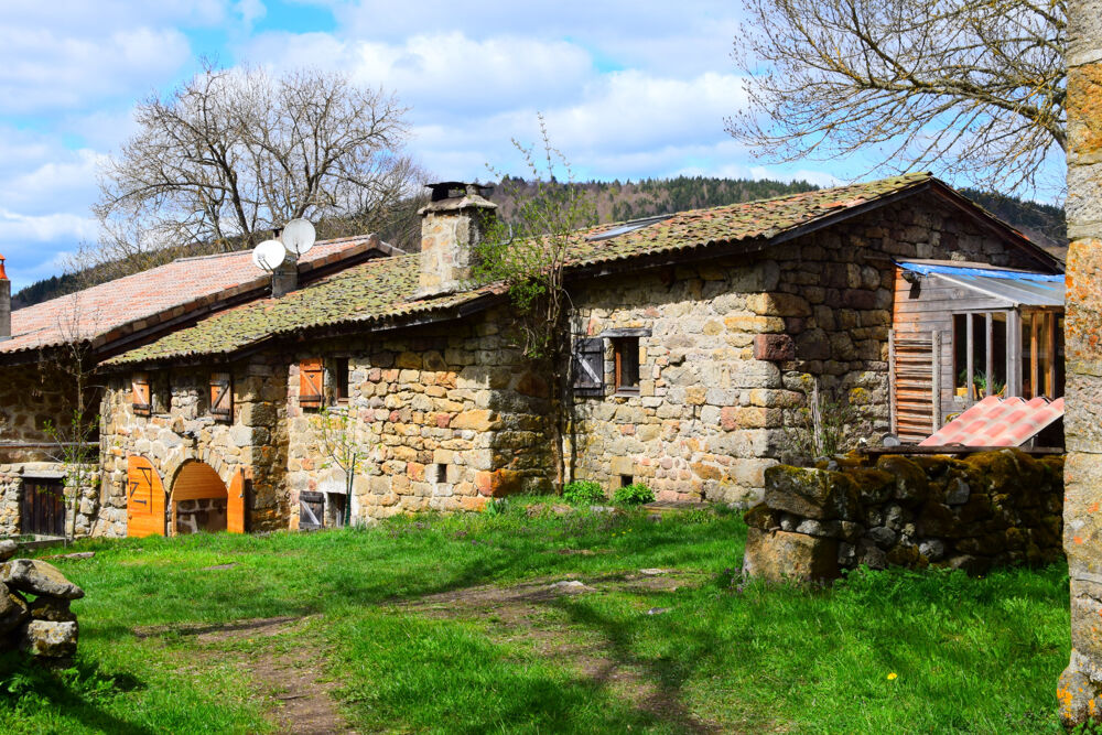 Dépt. 07 - A VENDRE Secteur du LAC D'ISSARLES - Grande Ferme rénovée de 195 m2 - Parcelle de 660 m2