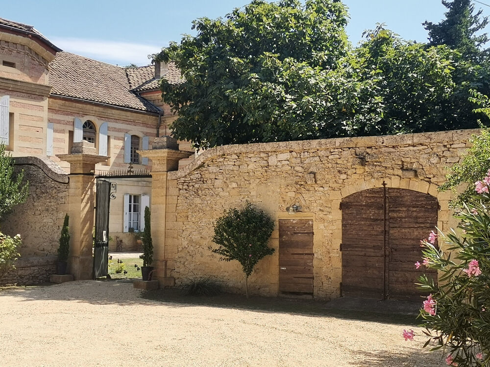 UZES : MAGNIFIQUE CHATEAU SUR PLUS DE 5000 M2 DE TERRAIN ARBORE AVEC DEPENDANCES
