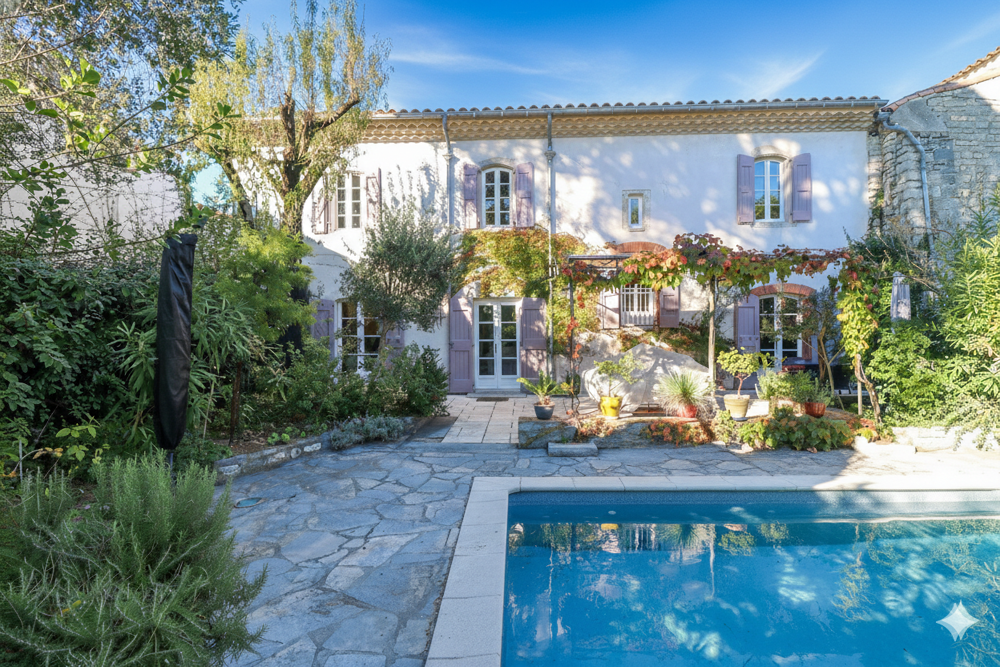 A 30 MINUTES DE NIMES ET MONTPELLIER : Belle bâtisse de charme avec piscine et garage