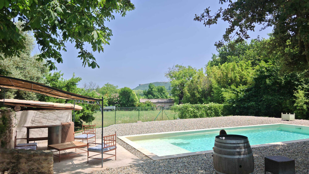 EN DROME PROVENCALE : Très belle bâtisse ancienne entièrement rénovée en 2 appartements sur terrain arboré ave