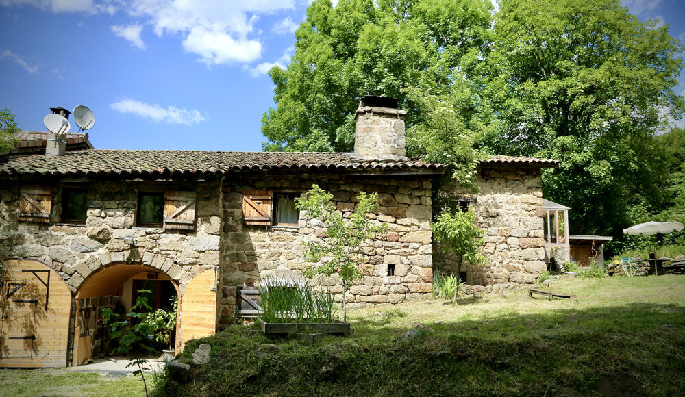 Vente Ferme Dépt. 07 - A VENDRE Secteur du LAC D'ISSARLES - Grande Ferme rénovée de 195 m2 - Parcelle de 660 m2 Le lac d issarles