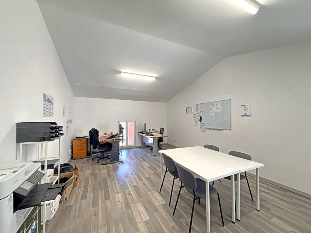  LOCATION BUREAU AVEC ESPACE DE STOCKAGE ET PATIO Marsillargues