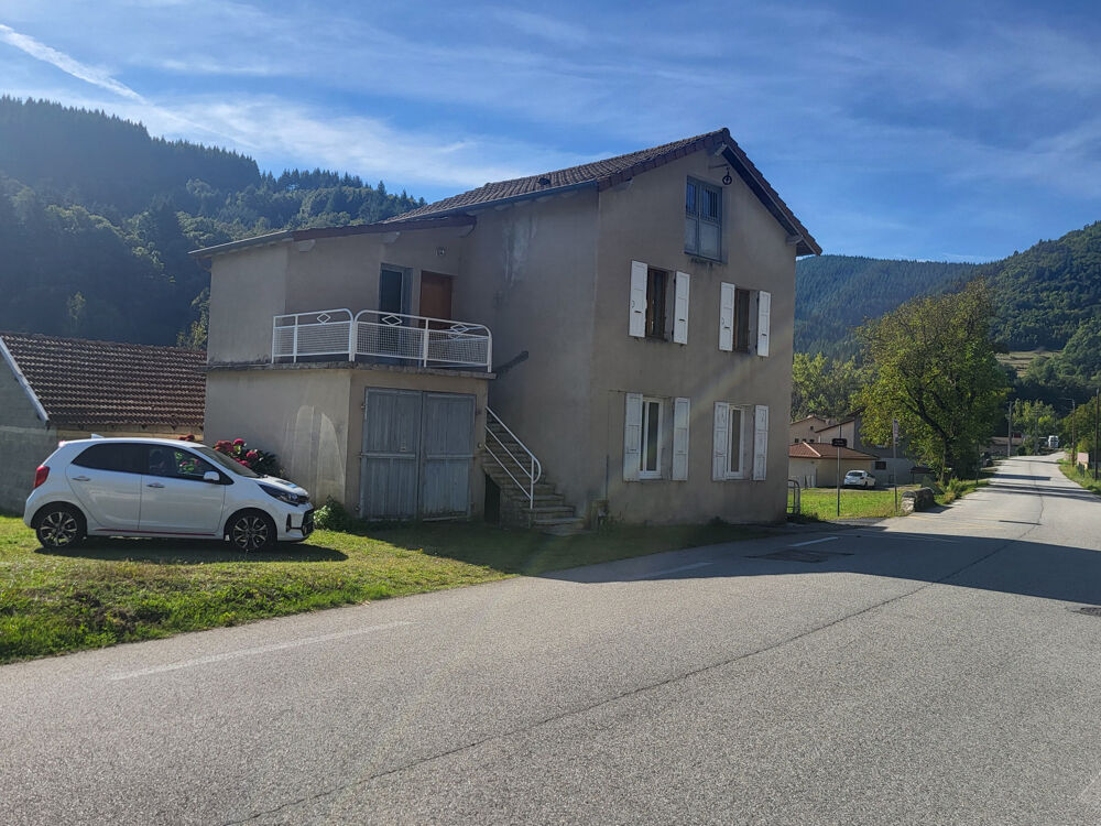 Ardèche (07) A vendre coquette maison avec deux appartements, avec sous-sol, grands garages, terrain plat.