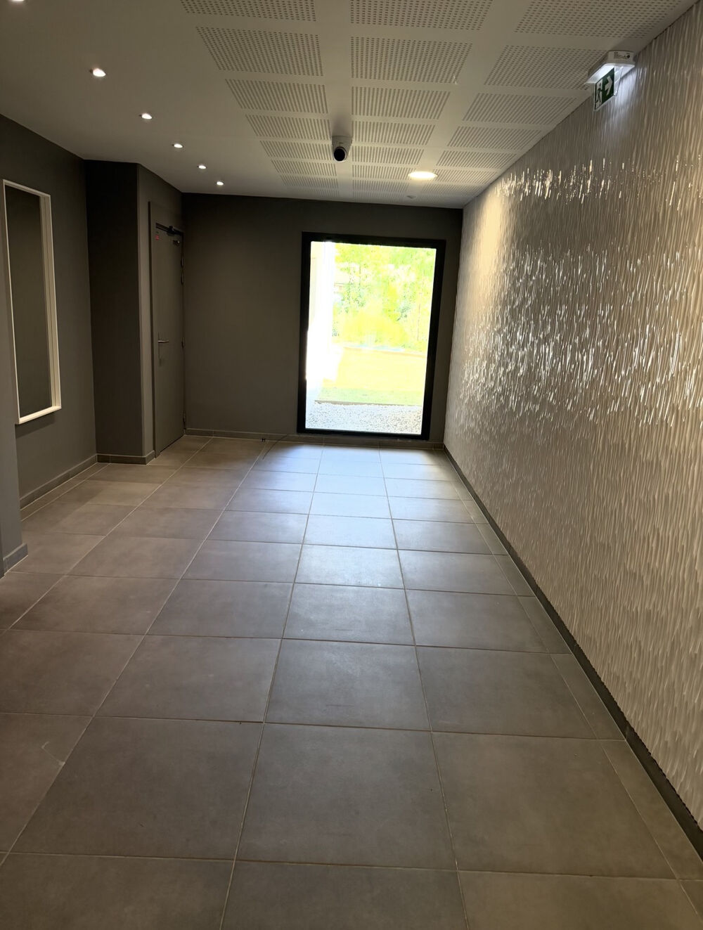 À vendre Superbe appartement 3 pièces avec grande terrasse, parking couvert et prestations récentes