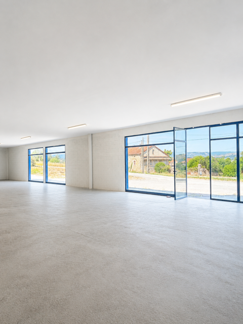   Opportunité commerciale - Local / showroom 698m2 - 3 vitrines - Parking - forte visibilité 