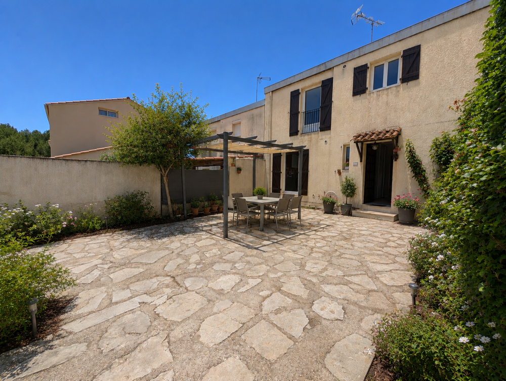Dépt Hérault (34) - JACOU à vendre maison climatisée de 85m2 en R+1 avec jardin et cabanon sur parcelle de 18