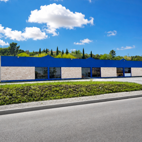 Opportunit&eacute; commerciale - Local / showroom 698m2 - 3 vitrines - Parking - forte visibilit&eacute; 593000 07200 St sernin