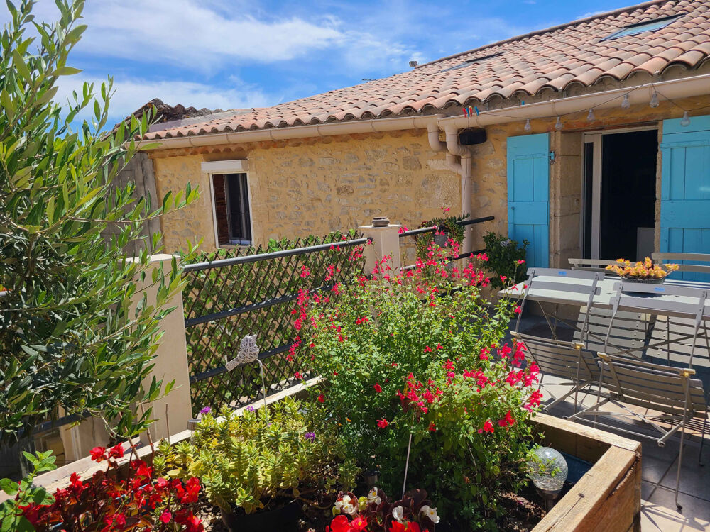 PROCHE PONT DU GARD : Grande maison de village avec bassin et terrasse tropézienne