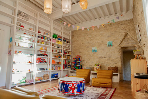   Dept (30) a vendre Propri�t� de caract�re en plein centre de BERNIS, 5 chambres, voutes, terrain de 1000m2. Propri�t�/ch�teau - 6 pi�ce(s) - 303 m�