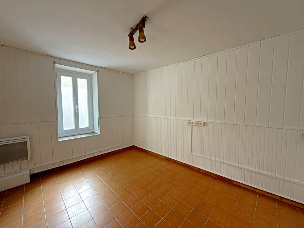 À Vendre : Maison de village Avec cour