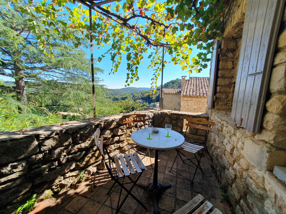 Village médiéval de la Vallée de la Cèze : Jolie Maison de village avec 2 terrasses ayant vue dominante