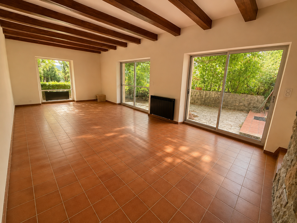 Meyras Maison individuelle avec 3 800 m2 de terrain attenant, bois et vue dégagée