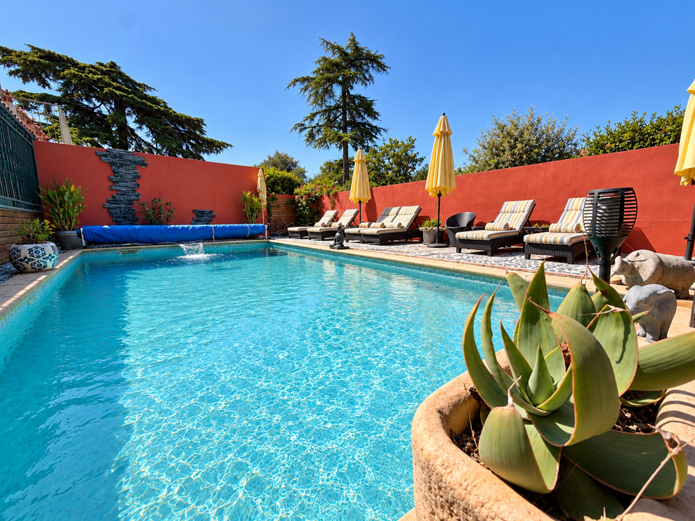   EN EXCLUSIVITÉ   HÔTEL-RESTAURANT DE CHARME   MURS & FONDS   ENTRE NÎMES ET ALÈS 