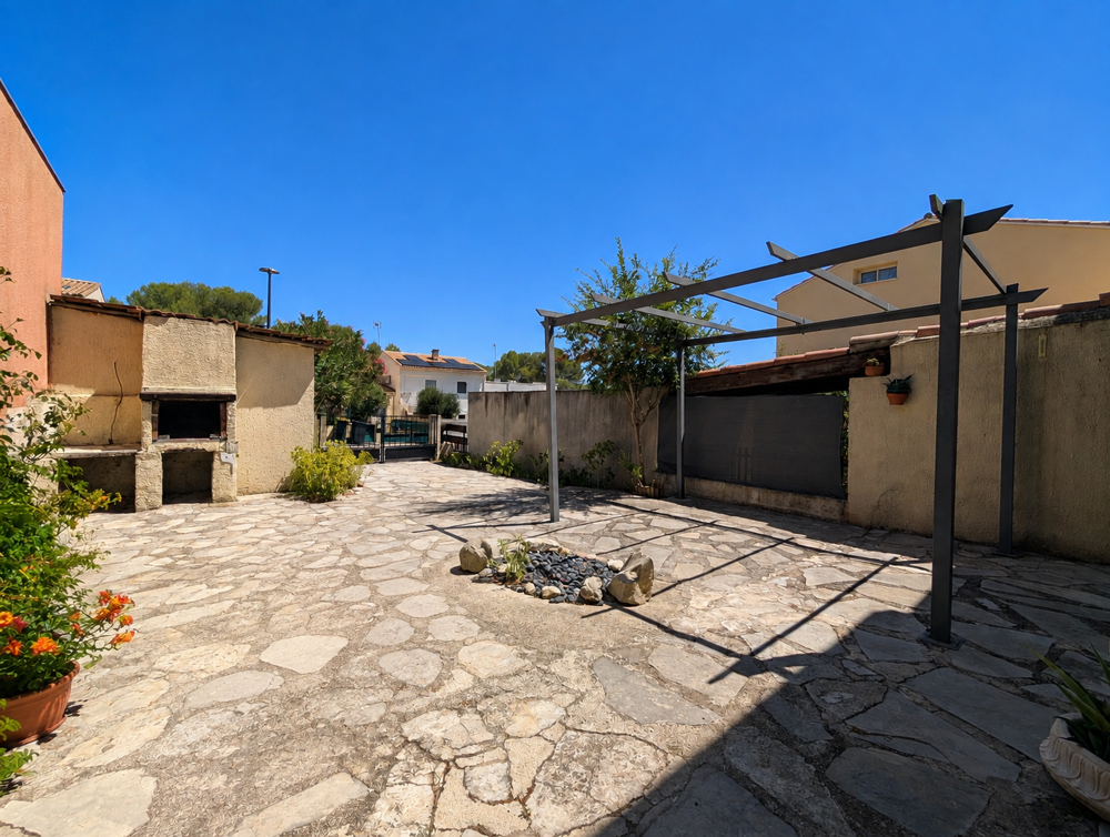 Dépt Hérault (34) - JACOU à vendre maison climatisée de 85m2 en R+1 avec jardin et cabanon sur parcelle de 18