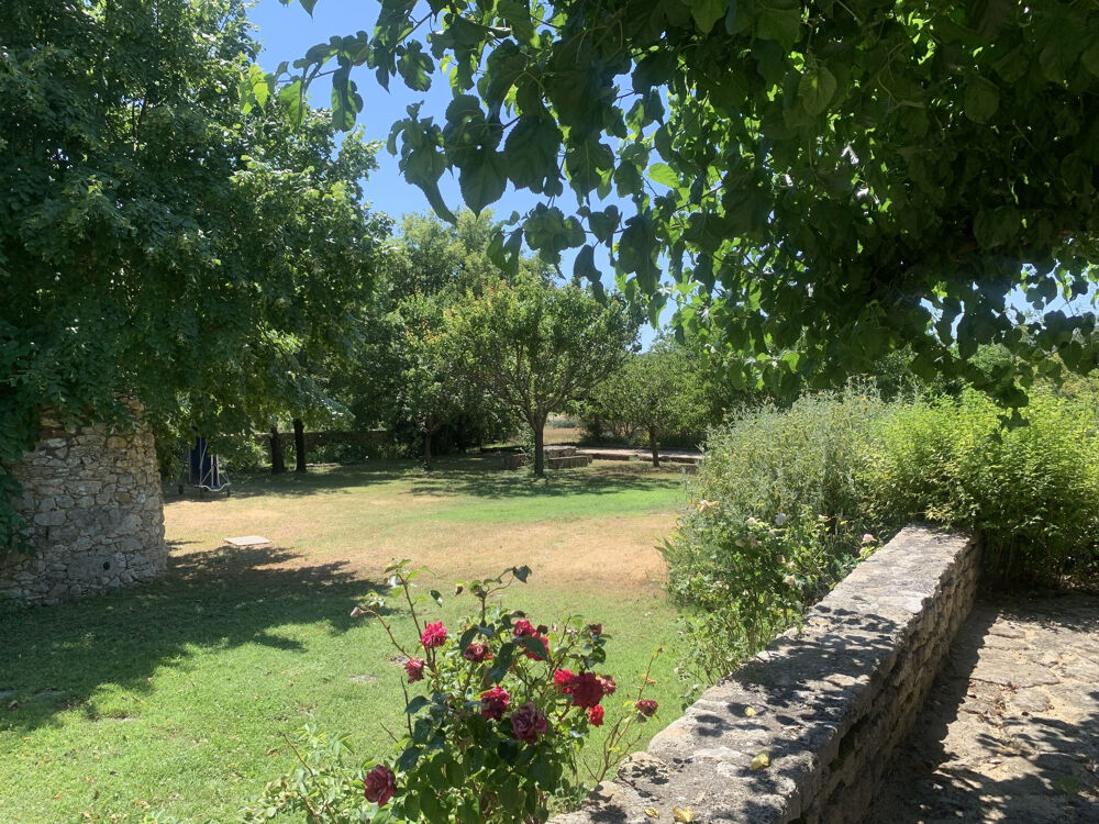Belle et grande maison en pierres avec piscine