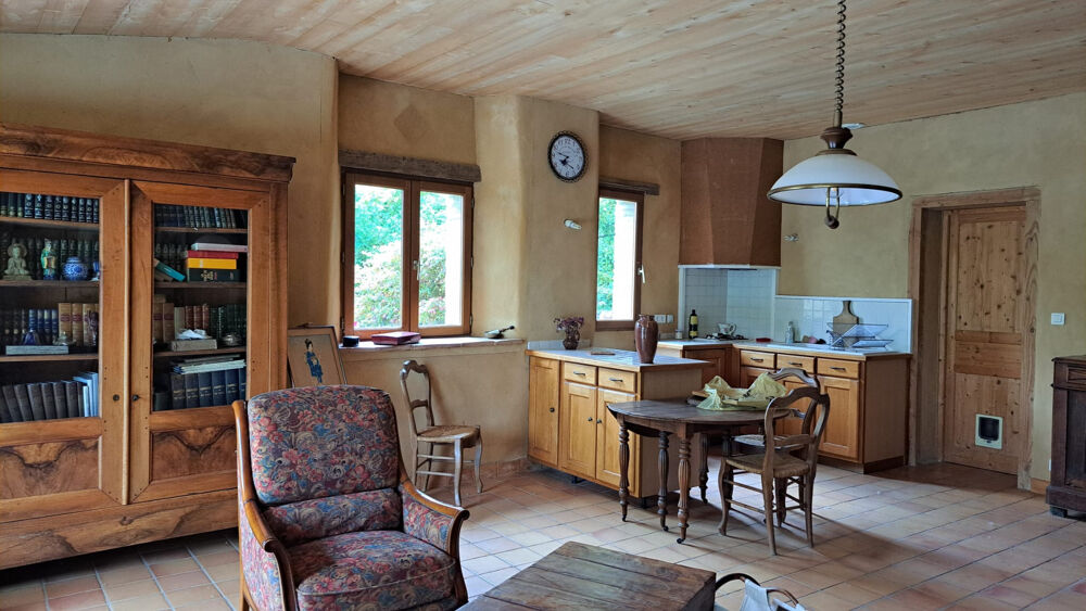 ensemble immobilier dont deux maisons de 285m2 habitable au total en parfait état sur plus de 3ha de prairies