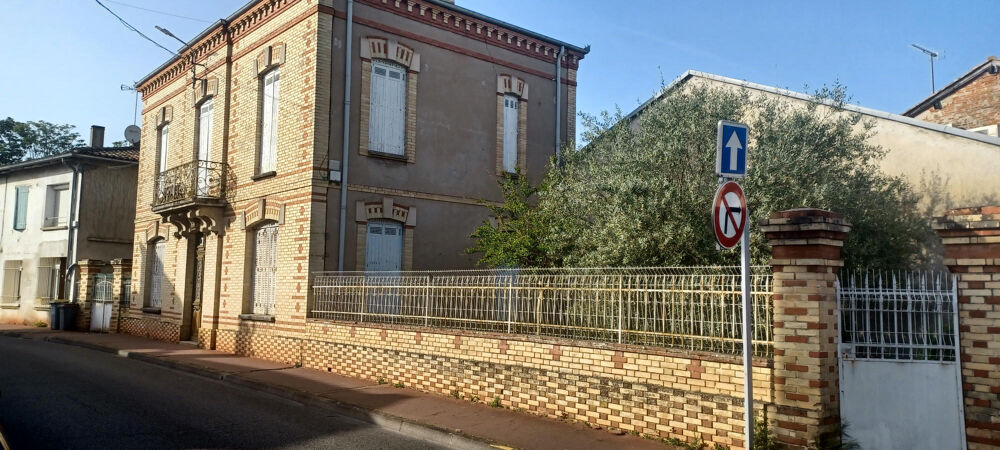 A Negrepelisse,en plein centre ville, proche toutes commodités, Ancienne maison de Maitre en BON ETAT de 216m2