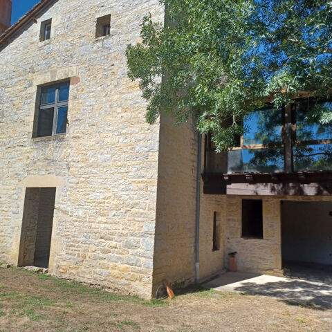   Maison de caractère  en pierre en cours de rénovation sur 380 m2 de terrain Maison - 7 pièce(s) - 200 m²