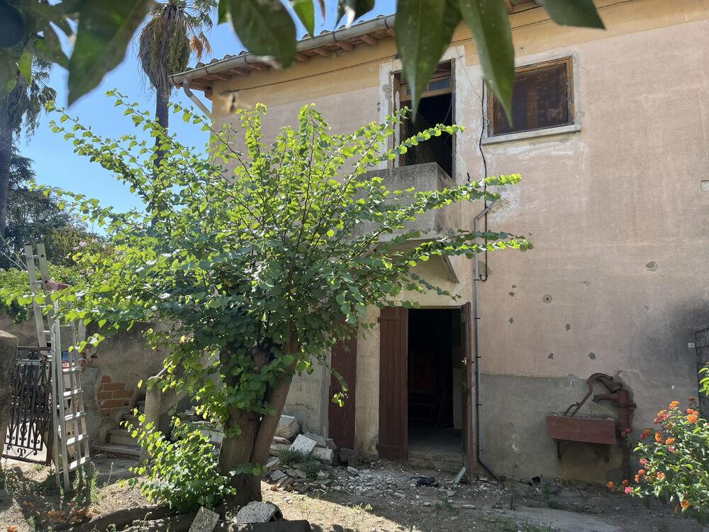 MAISON DE VILLAGE AVEC JARDIN A RENOVER