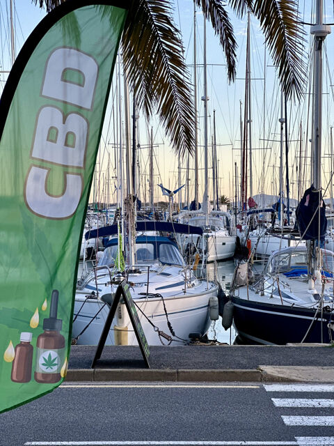  A vendre. Port de SAINT CYPRIEN (66750). local commercial 