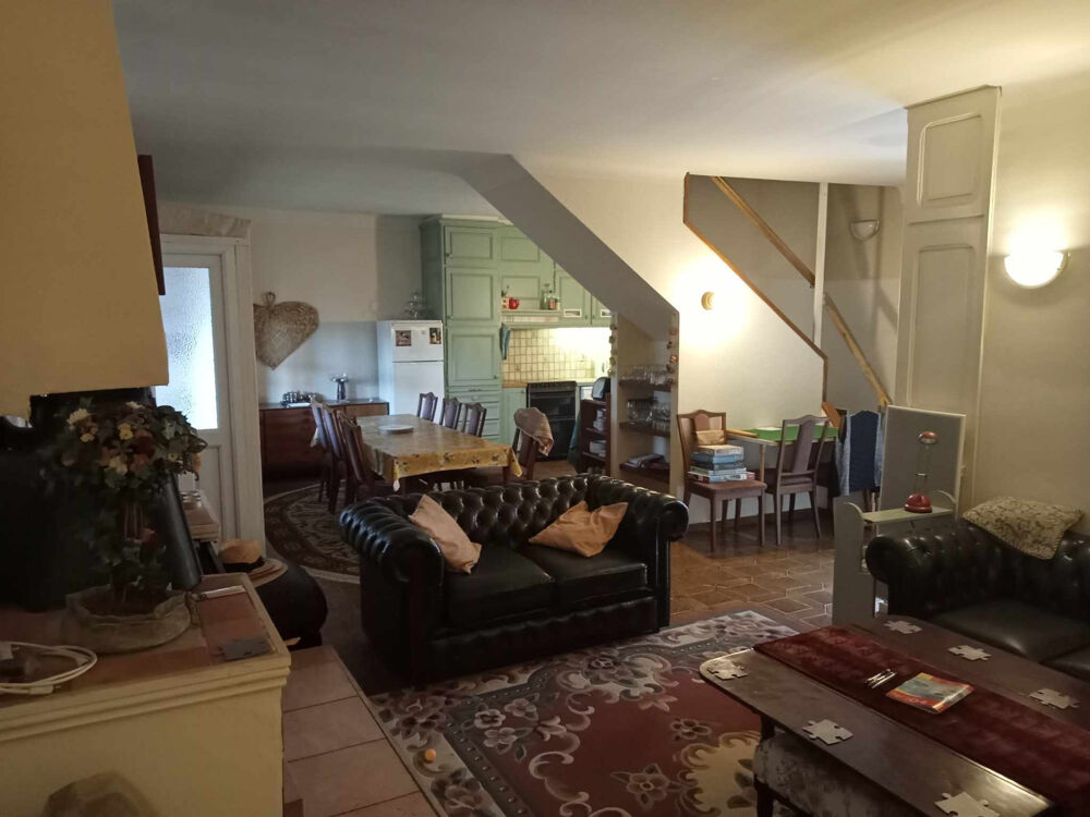 Opportunité rare de trois propriétés séparées en une ; idéal pour vivre et louer