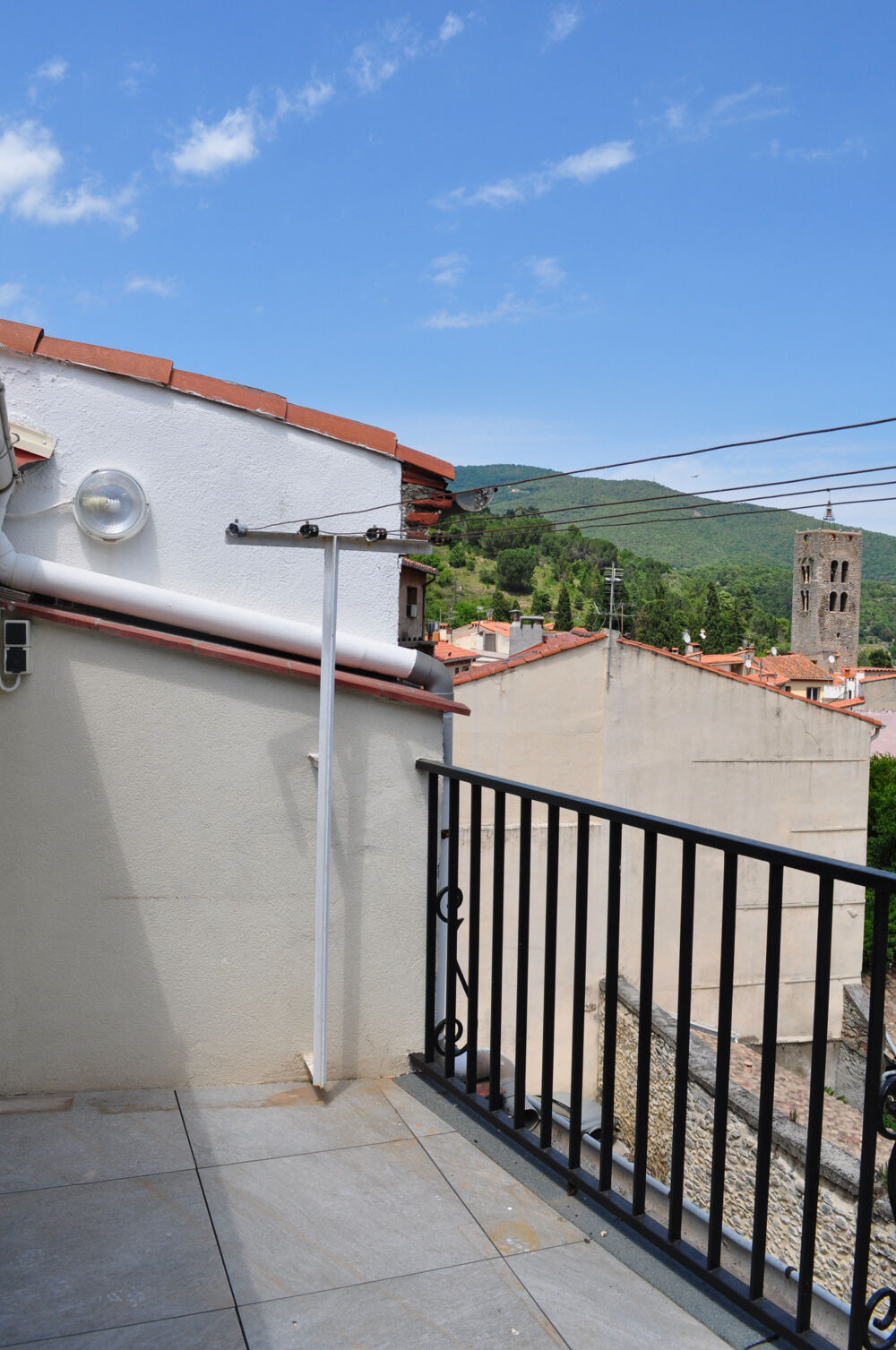 Location Appartement ARLES SUR TECH - APPARTEMENT DE TYPE F1 AVEC TERRASSE - 3EME ETAGE Arles sur tech
