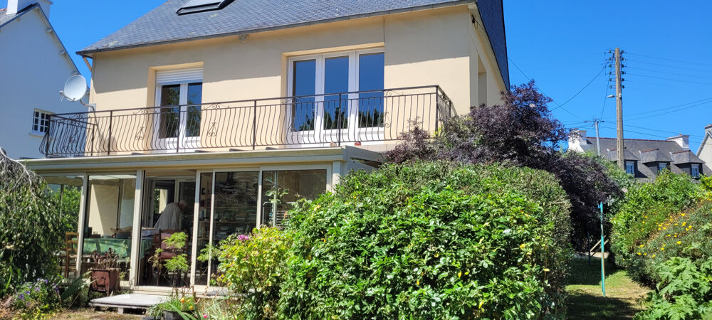 PAIMPOL, centre ville, maison 7 pièces sur jardin clos et paysager de 825 m2