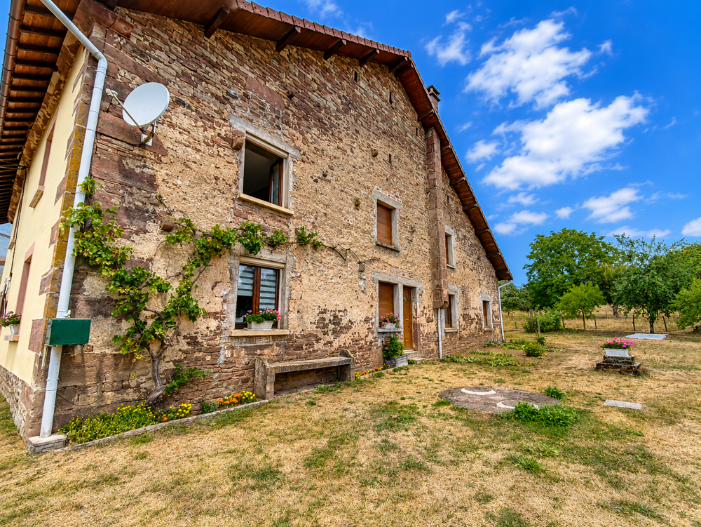Maison de village - 131 m2 habitables + potentiel 331 m2 - Dépendances, étang, hangar et plus de 2 hectare