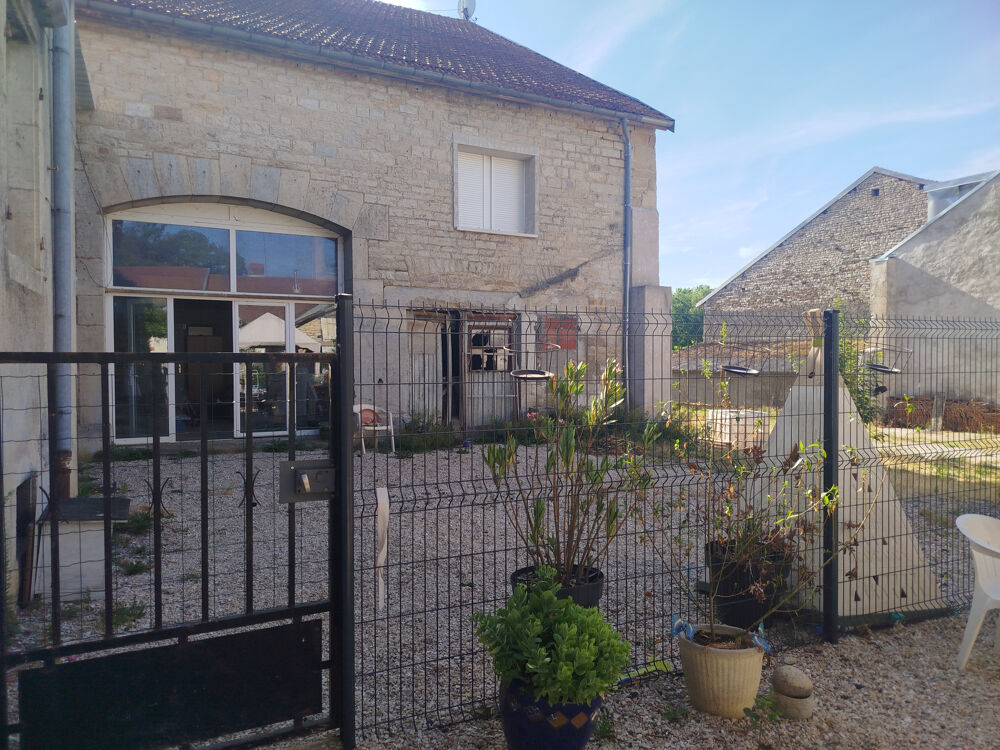 ENSEMBLE IMMOBILIER COMPOSE DE 3 MAISONS