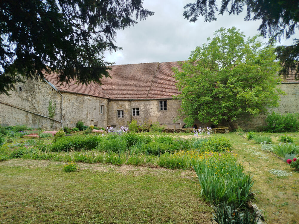 ANCIEN PRIEURE AVEC CHAPELLE - PROPRIETE DE CARACTERE - CHASSIGNY 52190 / PRIORY WITH CHAPEL