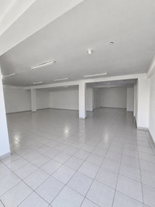   Local lumineux 130 m2 Beure