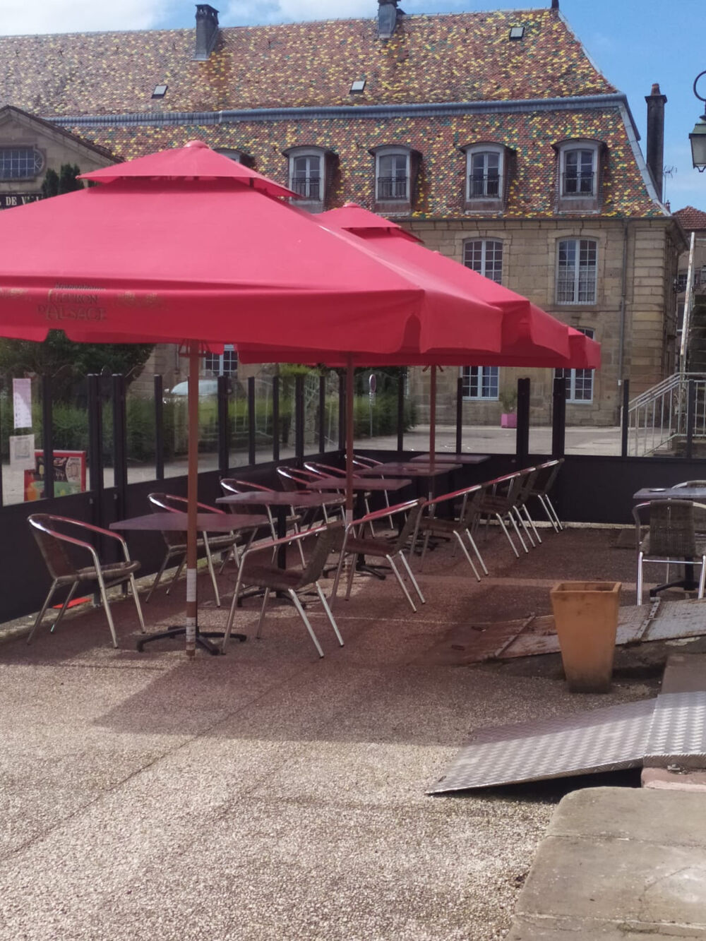   ensemble immobilier de restaurant et hôtel 